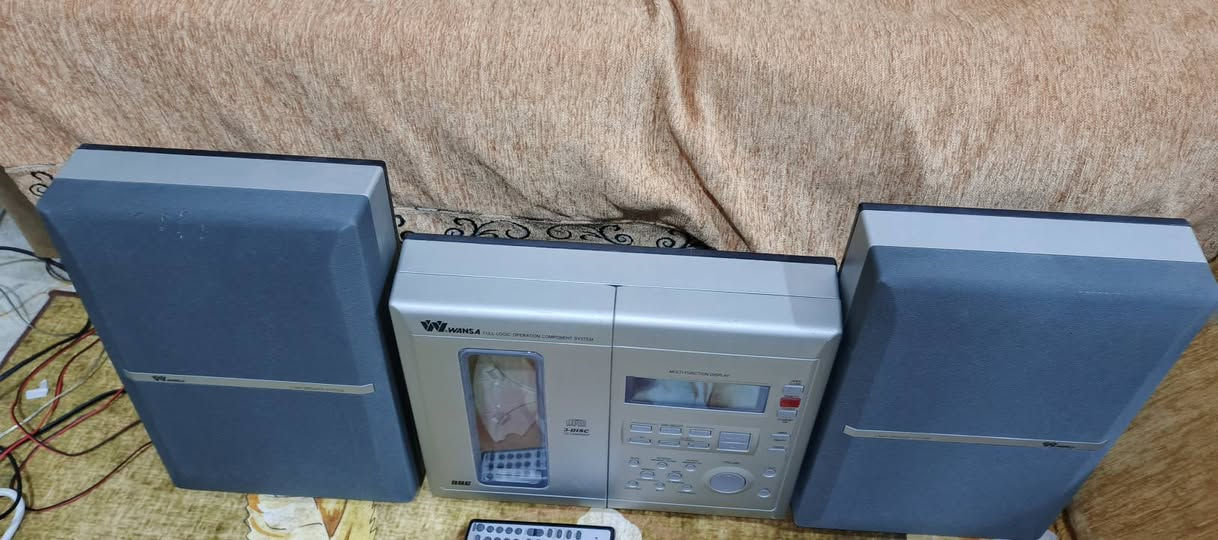 السلام عليكم .
اليكم التحفة من السيستمات المميزة الحديثة  
ماركة WANSA .الصنع هونك هونك كهرباء ٢٢٠ فولت .. نظافة فوووووول .
ارتفاع السماعات ٣٥ سم .الطول الكلي للجهاز ٨٤ سم . جهاز بلادي و مضمون ان شاء الله .
 فقط باب الاقراص بيه مشكلة بحيث ما يكمل فتح وغلق فالقرص ما يفتر  .. المواصفات :
مشغل اقراص عدد ٣ اقراص جينجر CD  
 اواكس لربط النقال او الشاشة او اي جهاز اخر .ويدعم ربط بلوتوث خارجي عالاواكس .
راديو باحث AM + FM .مع خزن قنوات مفضلة 
مع تحكم كامل بالصوت من ايكولايزر وخاصية التضخيم المضاعف XBass .
ملحقات الجهاز ريمونت تحكم .
شغله وصوته جدا واضح و مجسم مع بيز  ممتاز 
السعر ٥٠ الف نهائي اخوان وبلا احراج .
اي استفسار والمراسلة عالخاص رجاءا او الرقم
*********** البصرة .موجود توصيل شركة .
