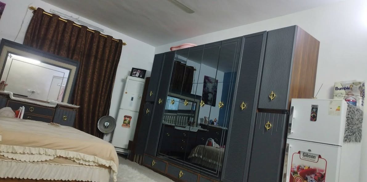 السلام عليكم  غرفه مستعمله نضيفه للبيع 8قطع :***********
