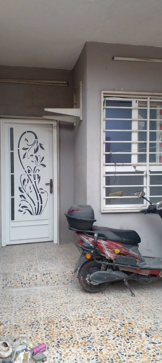 #للأيجار طابق ارضي
الموقع : حي الصديق الثانية
المساحة : 100 متر
التفاصيل : كراج صالة مطبخ صحيات وغرفتين
للاستفسار
***********
***********نستقبل طلباتكم العقارية بيع شراء ايجار
