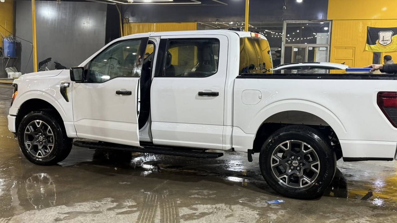 بسم اللّه ما شاءالله 

فورد F150  2024 الشكل الجديد STX تك اكسل
                    محرك 8 5000 المرغوب 
                     ماشيه 108 الف كيلو متر 
               باب طويل بدي قصير المرغوب 
مرفعه من كدام يعني امامي وخلفي نفس الارتفاع
               وياله بلاد حجم 22 تايرات جدد 

                                 مواصفات 

                       رادارات كامل السياره
                     حساس خلفي + كامره  
         شاشه جبيره وشاشه دشبول ديجيتال
  لايت عدسه متحركة مع الستيرن دوران مع القيادة 

   قيادة ذاتيه و تحديد مسار واتو ستوب توقف ذاتي

                           كير تعليك كهربائي 

منافذ كهرباء 220 فولت و كذلك 110 فولت بكل مكان بالسيارة 
وضعيات القيادة اكثر من 4انظمة (صحراوي ايكو و طبيعي و سبورت و وثلجي ومنحدرات و ممطر الخ...)

السيارة حادثها فقط جاملغ الامامي السايق 
ايرباك سستم بدون شاصي بدون دواخل كل شي شركة
سعر 298 وبيها مجال 
مكان اربيل رقم اربيل 
***********

