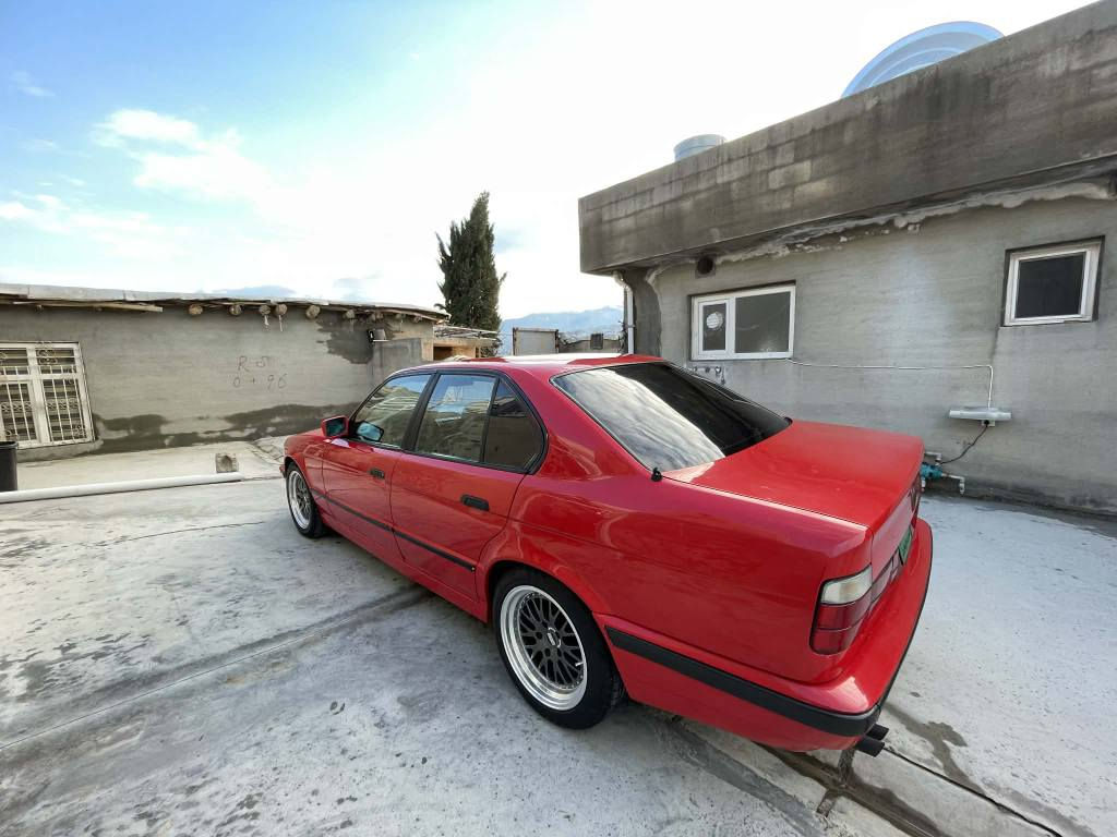سەلاموحەلیک 
BMW E34 

Mod.1991
مەکینە 520
گیر تۆماتیک 
دوگمەی خلیسک
دوگمەی سپۆرت
هەر 4 جام کارەبای مەزبوت 
لایت فانۆس نوی بۆ بەستراوە حەدەسە و لید 
بەگلایت نوی و یەک گلۆپ نەقوستانی نیە 
قفل مەرکەزی هەر چوار دەرکەی مەزبوتە
دەحم و لیدرانی بەشەرت بۆ جوانی کورە کراوە 
هەردوو لەفی دواوەی تازەم 11 قاف بیلاد نوی
تاخم تایەی و ویل نوی زۆر زۆر خاوین و تازەیە 
سەنەوی و وەکالە بە ناوی خۆت ێەکری بی کیشەیە  هەردوو رەقەمی حەفر و بیلاد 

رقم ..*********** سوران, أربيل
