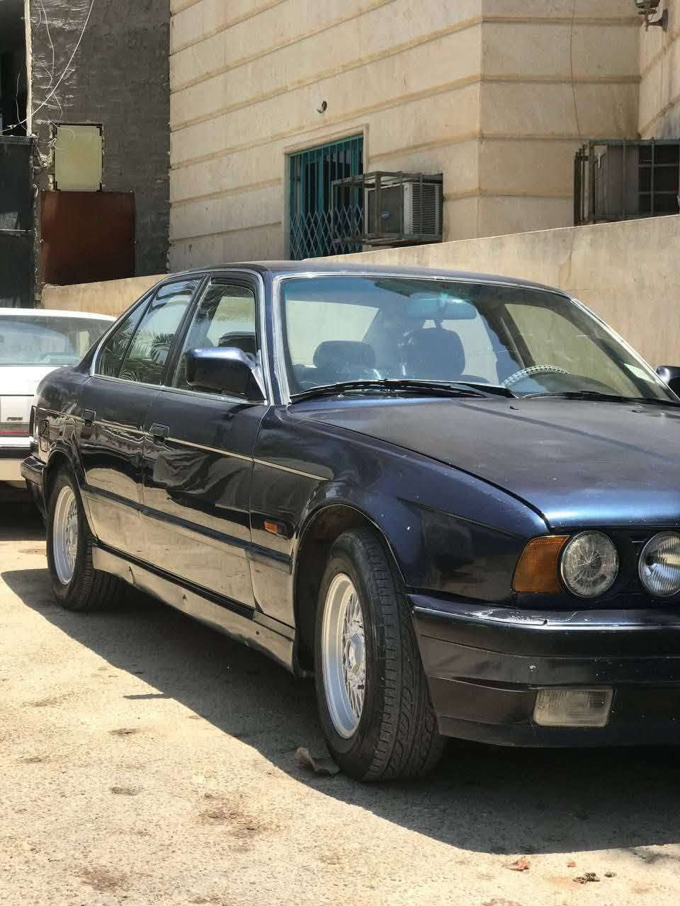 السلام عليكم 
Bm 525i  موديل 1990 وارد ياباني 
محرك V6 / 2.5 
رقم الماني سنويه 27   لون نيلي سياره
 محركها نظيف مفتوح مو مسكر تخم تاير  
جديد حداديتها زينه  كير ومحرك مكفول 

كشنات مخمل مغلف جلد دواخل نظيفه كلش مسجل شغال البلادي  ويل خيله تبريد شغال يحتاجله بس غاز سياره بيها جراد بسيط وسياره مضروبه ضربه بسيطه  والضربه موضحه بالصوره يحتاج بس دعاميه اماميه 
مكانها بغداد / دوره 
السعر 48 وبيها مجال
هـ: ***********
