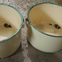 جداري اصفر  الون طاس قديم   للبيع  سيت 3 قطع ساده وعندي مرسوم ابو ورد ...