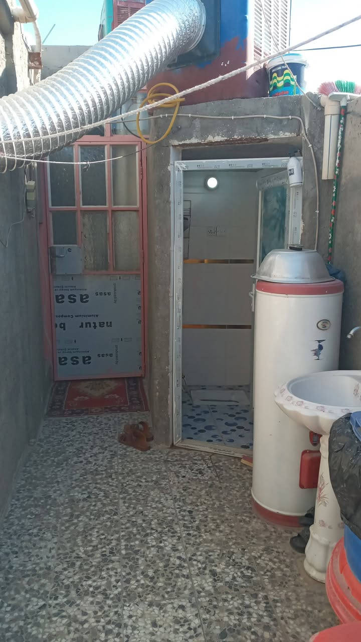 بيت نظيف ٦٠م للبيع قرب بيت سيد حسين المختار
براني وساحة وصحيات خارجي

وصالة وغرفة ومطبخ وصحيات داخلي

سعره ٢٧
***********
