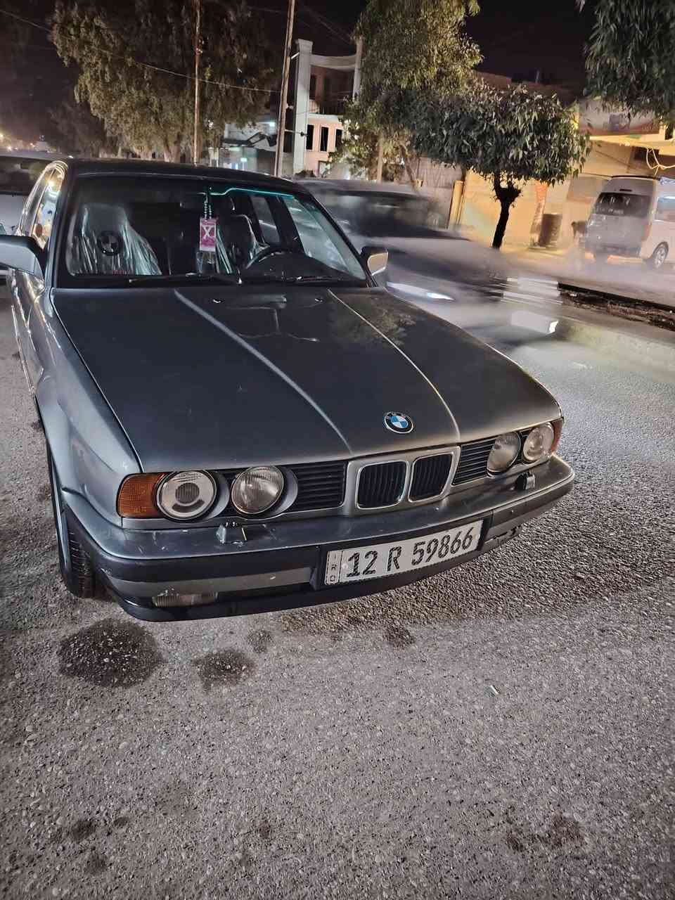 ب ام525البيع سعرها 42 روقه وبيها مجال 
سياره  فول  اللون رصاصي موديل 1988 وضع شركه مصبوغه عام جماليه بدون اي حادث شرط تبريد  طخم امامي خلفي  جديد داخل نظيف كشنات  جلد محرك فل رقم نينوى اجنبي  اني الشرعي  شرط التحويل تاريرات جديده  كير اوتوماتيك بكان سيارة موصل السعر42ورقه وبيها مجال الاتصال على الرقم التالي *********** ***********
