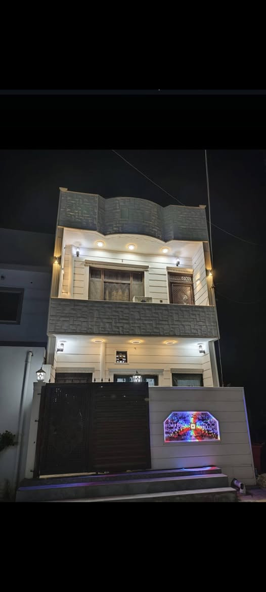 دار للبيع موقع مميز/
حي عدن/ 100م 
طابقين 
طابق الاول 
غرف نوم 
صحيات
استقبال 
مطبخ 
الطابق الثاني
عرفتين نوم 
صحيات 
 الدار فول سيراميك 
الاستفسار اتصال ***********
