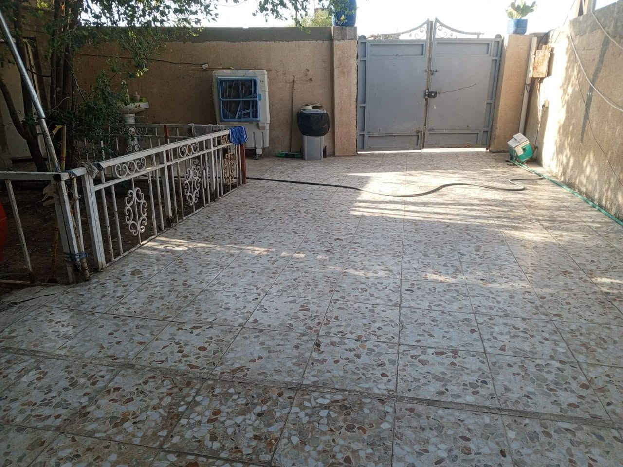 بيت للبيع بل5الاف عل برة مقابيل الملعب قرب مدرسة سلمان محمدي ***********
