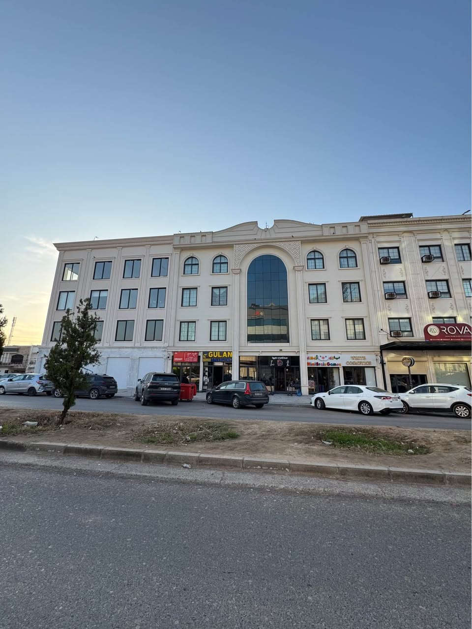 مولكى بازرگانی بۆ فرۆشتن – شوێنێکی تایبەت

شوێنێکی تایبەت لە زۆنی زێڕ –32پارك
پێکهاتووە لە 9 شوقە و 6 دوکان
ڕووبەر: 300مه تر تاپؤ
داهاتى 8 مليون و 800 هه زار 
…..

ملك تجاري للبيع – فرصة استثمارية

الموقع: المنطقة الذهبية – 32بارك
نوع العقار: ملك تجاري (بناية)
يتكون من: 9 شقق سكنية + 6 محلات تجارية
الوارد الشهري: 8 مليون و 800 الف 
المساحة: 300متر
الطابو: 
***********
*********** أربيل, العراق
