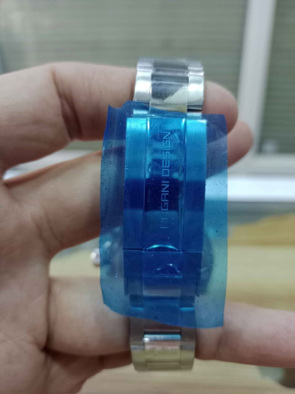 تُظهر الصورة ساعة Pagani Design (طراز PD-1644)، وهي ساعة يد فاخرة للرجال تتميز بتصميم "الباندا" المستوحى من ساعات السباق الكلاسيكية. 
المواصفات التقنية
الحركة: تعمل بحركة كوارتز يابانية دقيقة (Seiko VK63 Mecha-Quartz) لضمان دقة ضبط الوقت.
المواد: الهيكل والسوار مصنوعان من الفولاذ المقاوم للصدأ عالي الجودة.
الميزات:
كرونوغراف (ساعة إيقاف) مع ثلاثة أقراص فرعية.
إطار خارجي من السيراميك يحتوي على مقياس "تاكيمتر" (Tachymetre) لقياس السرعة. أربيل, العراق


**إذا كنت صاحب هذا الإعلان وتريد حذفه لأي سبب، رجاءا أرسل رسالة إلى الدعم الفني**