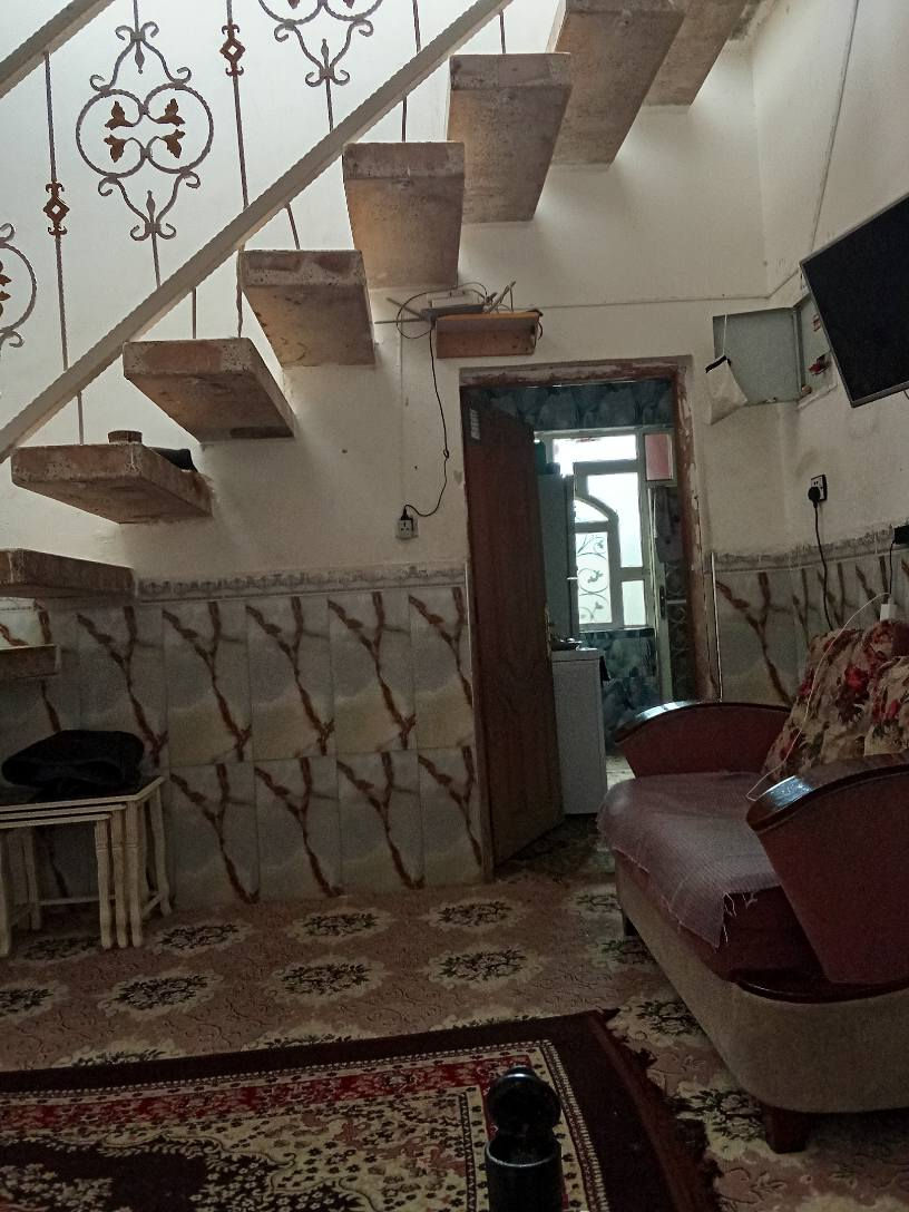 للبيع 100 متر  اساس صب سقف صب كونكريت 45 ملم يحتوي على غرفه وصاله ومطبخ استقبال طارمه سطحين حمامات عدد2 بيت بناء جديد بلوك طفيلي ارتفاع 70 عن الشارع *********** قرب عيادة البراكه فرع حسينيه يعسوب الدين النجف, العراق
