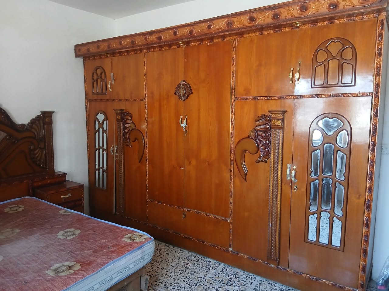 السلام عليكم غرفه أخشاب درجه اولى للبيع نضيفه استخدم شهر واحد فقط للاستفسار *********** اتصال او واتساب
