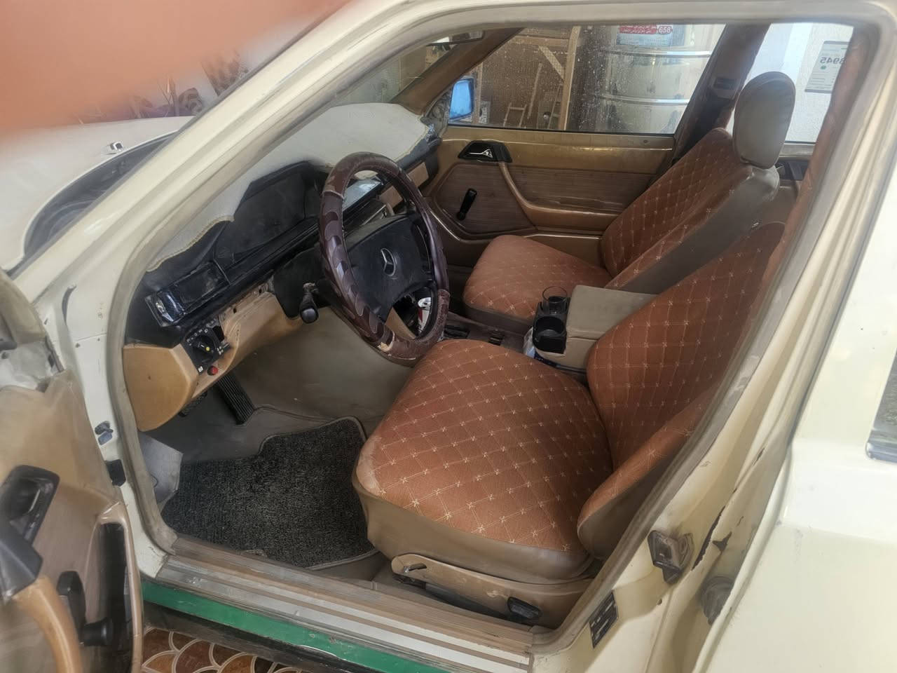 مرسيدس E230 موديل 1990 نضيفه تخبل مكفولة كير ومكينة vvtرياضي جدد تايرات جدد كهربائيات شغله سيارة خير من الله سعر 60 ورقه وبيه مجال تواصل عل رقم *********** بيع او مراوس بسيارة كون 7راكب
