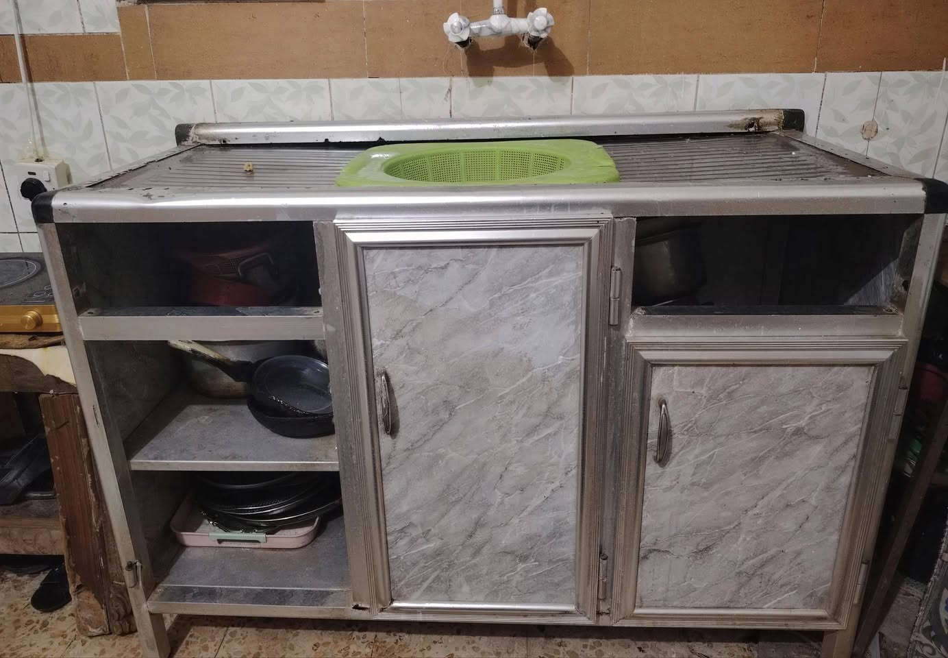 كاونتر للبيع مع سنك يردلهم ترتيب ينفع للمطبخ الحار أو للمحلات وغيرها السعر ١٠٠ للإستفسار التواصل واتساب مع الرقم ***********
