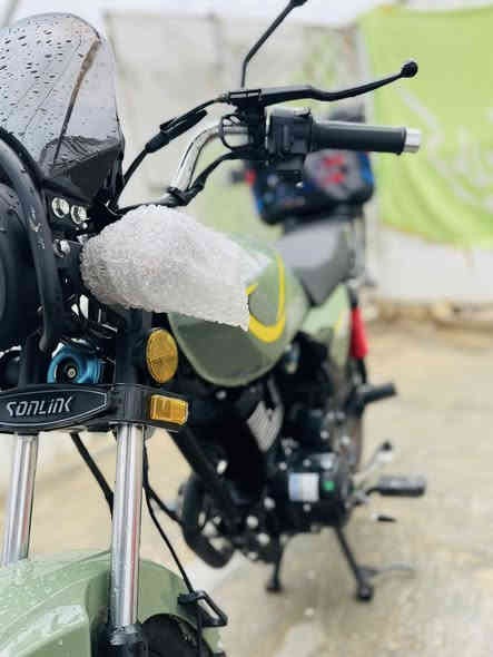 سلام عليكم ( للبيع ) دراجة سونلينك موتو 
جديدة زيرو موديل (2025/11) شهر 11 نهايتة  

دراجة زيرو زيرو ✅👍.            الاتصال ***********

(5) كير هية وصندوكهة 

مماشية الدراجة تجي وتشوفهة بعينك بعدهة بل نايلون مال شركة + ضمان المكينة 6 اشهر 

السعر مليون أو 50 وبيهة مجال ✔️.  مكانها بغداد
