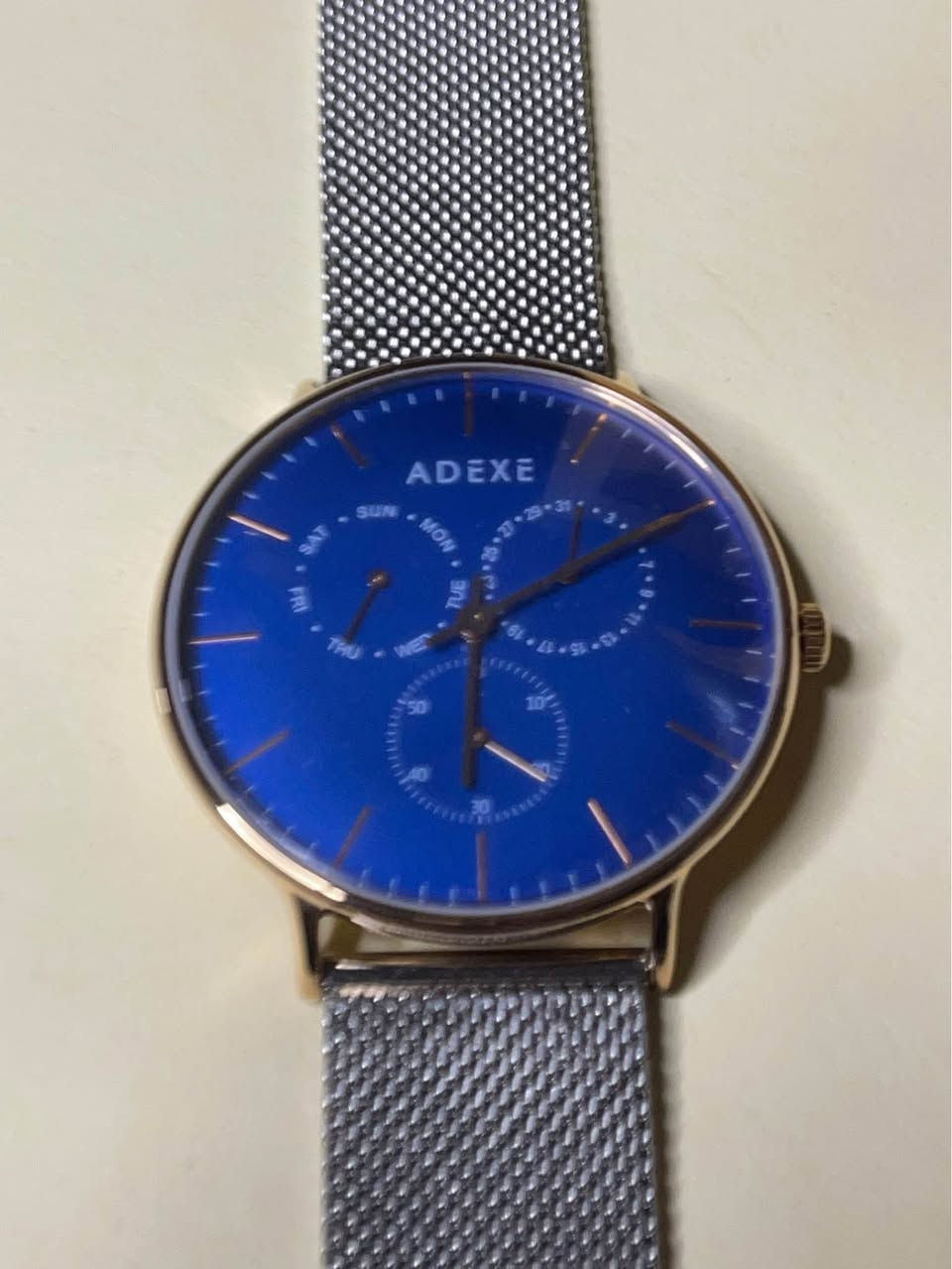 العلامة التجارية البريطانية ADEXE، موديل 1868A-10 من مجموعة Grande
انتاج ٢٠١٧
تحتوى الساعه على ثلاث سناتر 
اليوم (على اليسار).
التاريخ (على اليمين).
الثواني (في الأسفل).
القطر ٤١ ملم والسمك ٨ ملم سير حصير 
الماكنه ياباني من شركه sll 
الساعه على وضع الشركه غير مستخدمه 
سعر الوكاله ١٣٩ دولار 
السعر ١٠٠ الف بغداد, العراق


**إذا كنت صاحب هذا الإعلان وتريد حذفه لأي سبب، رجاءا أرسل رسالة إلى الدعم الفني**