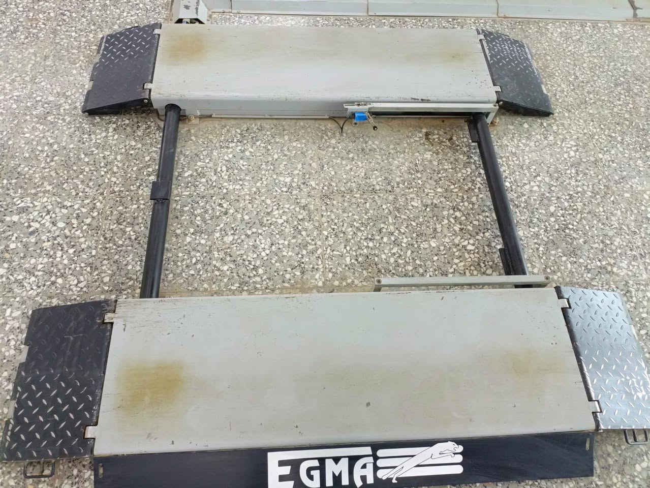 السلام عليكم جك مقصي نوع ايگما للبيع
3 طن 
الارتفاع 1 متر 
الجك مستخدم بحالة نظيفة
جهاز مانع رطوبة وجهاز حماية نوعية درجة اولى 
السعر مناسب
الموقع بغداد العامرية
رقم الهاتف ***********
