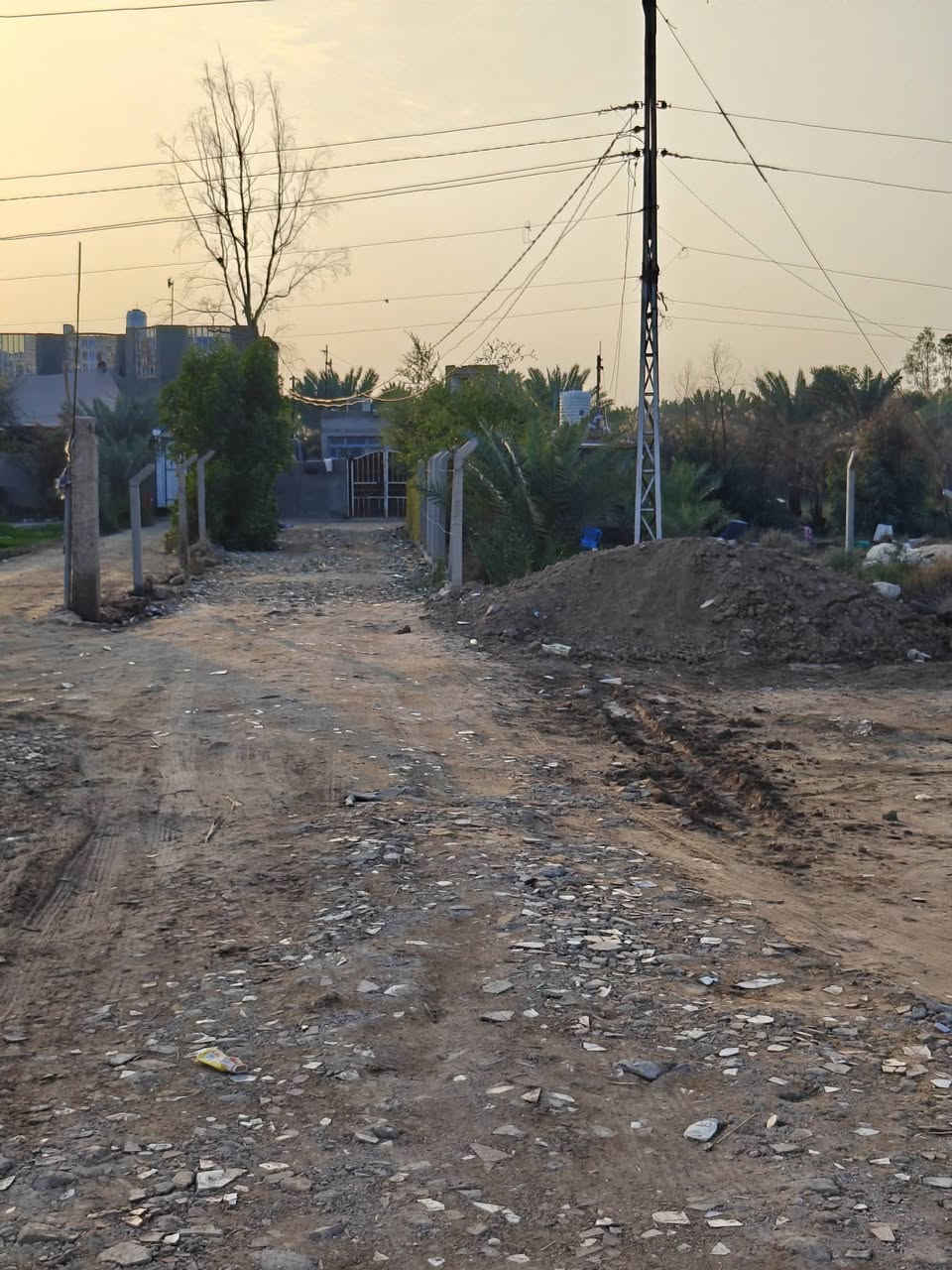 السلام عليكم بيت لبيع على الشارع الرئيسي بين رفاعي والنصر الواجهيه 12والنزال 94 يحتوي على غرفتين 6في 4وهول10في 4 ومطبخ 5في 4واستقبال 7في 4 وكلشي متوفر رقم ***********
