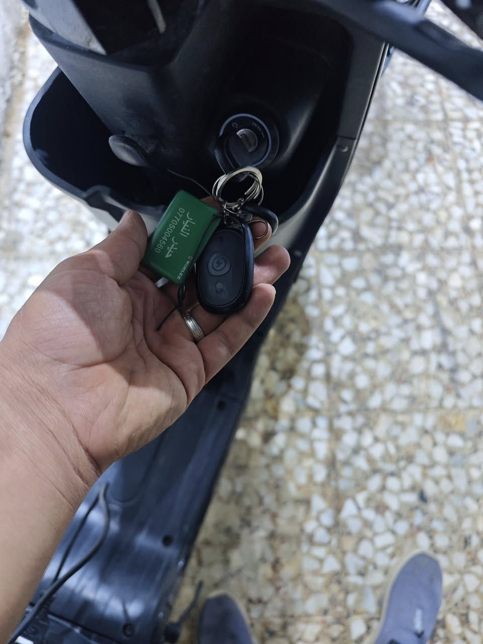 سلام عليكم R9 موديل 2026 جديده صارلها شهر من طلعت من الوكيل وما ماشيه هواي ما تعبانه بعدهي ع وضعيه الشركه وكيل حيدر النيار 
تجي ب نضام وقوف P
بيها نضام بك رجوع 
اربع سرع 
5 بطريات 
بيها بصمه وسويج وكارت 
اشاير خلفي وامامي كلها شغاله 
بلوتوث  بيها 
دبلات خلفي وامامي 
الدراجه بعدهي نضيفه جدا مكاني نجف حي السلام 
*********** هذا رقمي سعرها 450 بيها مجال
