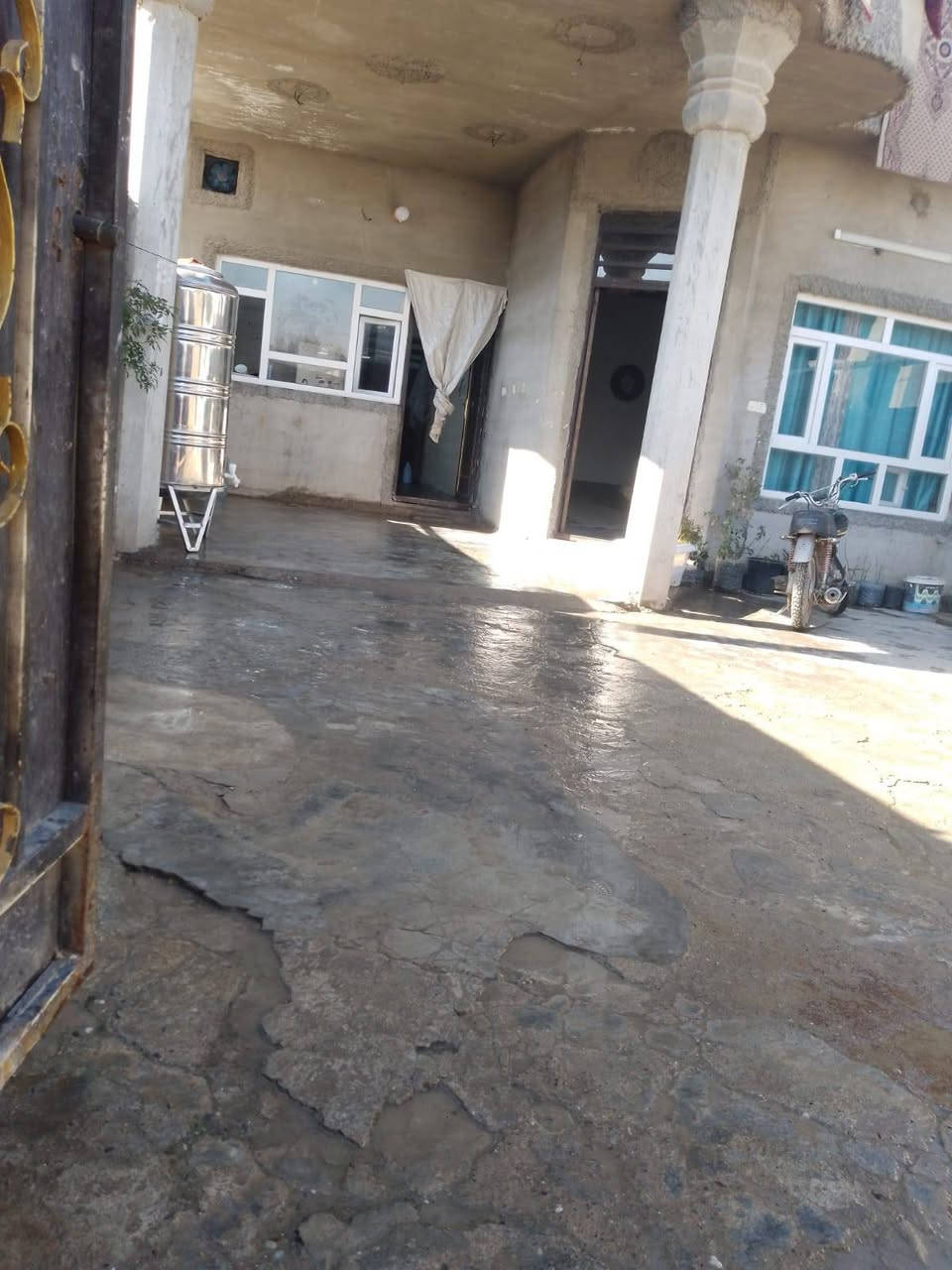 السلام عليكم
دار للبيع مساحة 200 م (طابق واحد) غرفتين نوم + هول + استقبال + مطبخ وصحيات
يتوفر داخل الدار ماء اسالة +ماء غطاس 
العنوان منطقة العادلية سايدين خط السريع مقابل جسر حزيران قرب جامع السلام //السعر 64 وبي مجال
الرقم ***********
