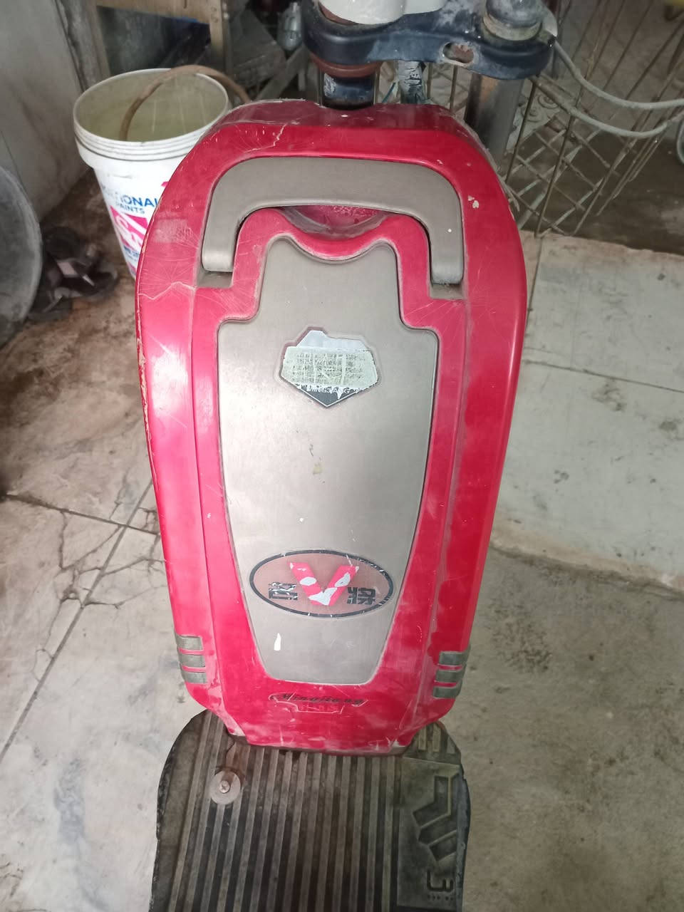 السلام عليكم دراجه شحن للبيع جديده تايرات جدد كلش جديد بس نقص بطاريات هيه بيه بطاريات بس تعبانه بطارياته سعر 100 وبيه مجال استفسار خاص او رقم ***********
