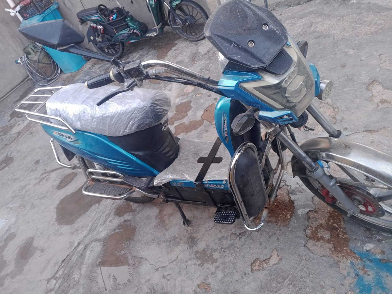 السلام عليكم ورحمه الله وبركاته
دراجه شحن للبيع نوع هارلي بدون بطاريات 
كشرهة زين بس يرادلهة ويل امامي وشويه نقوصات 
السعر 180 وبيهة مجال 
الهاتف *********** واتساب
