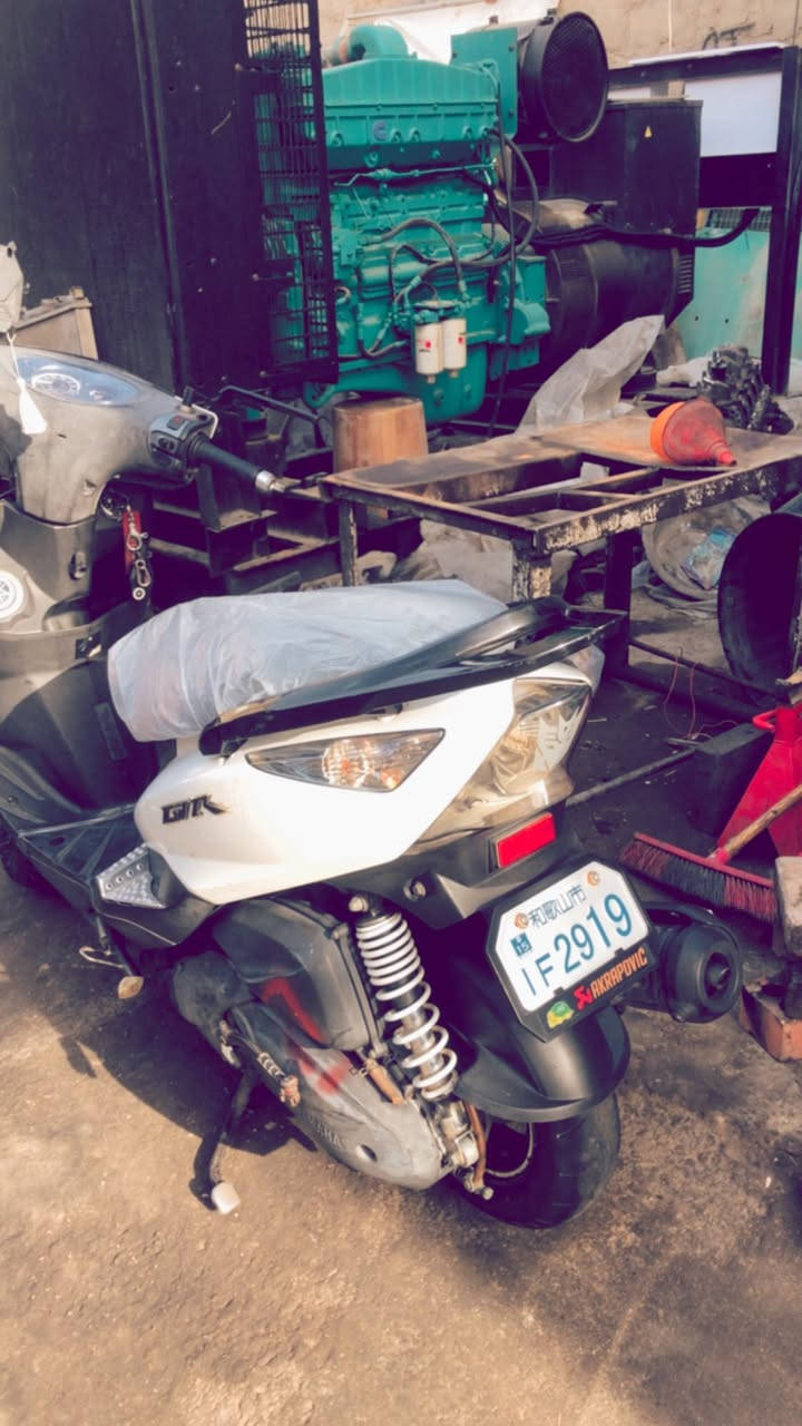 السلام عليكم ثعلب للبيع الدراجه بلاديه كلشي بلادي بيها بيها منضومه زنون عالي ناصي بيها سويجات ثنين اوراق كامله مكينه برغي مامبدل بيها جيب فيتر وتعال افحص كهربائيات كلها شغاله الدراجه ناشف وبلاديه الي يحب للستفسار  *********** سجاد
