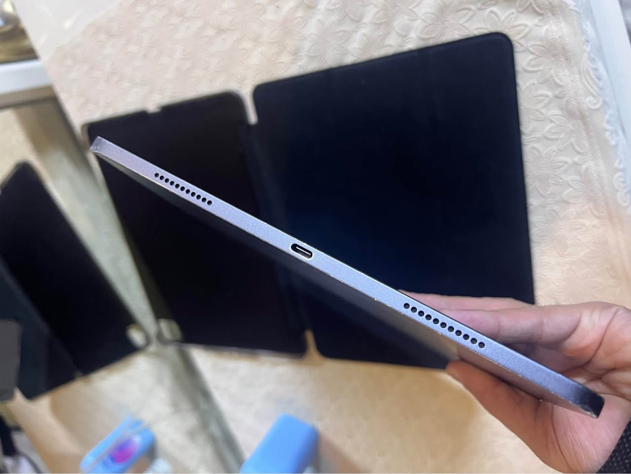 ئايپاد پرو ١٢،٩ 
١٢٨ گيگاية 
بةس جامةكةي درزي هةية و شاشة و لةمسي و سةوتي زور بي حةيبة ٤ سةماحةية شتيكي نازدارة بو خويند و ياري فولة پوبجي ١٢٠ fps
سعري ٢٩٠$ دولار و كةميك محامةلة 
رقم*********** أربيل, العراق
