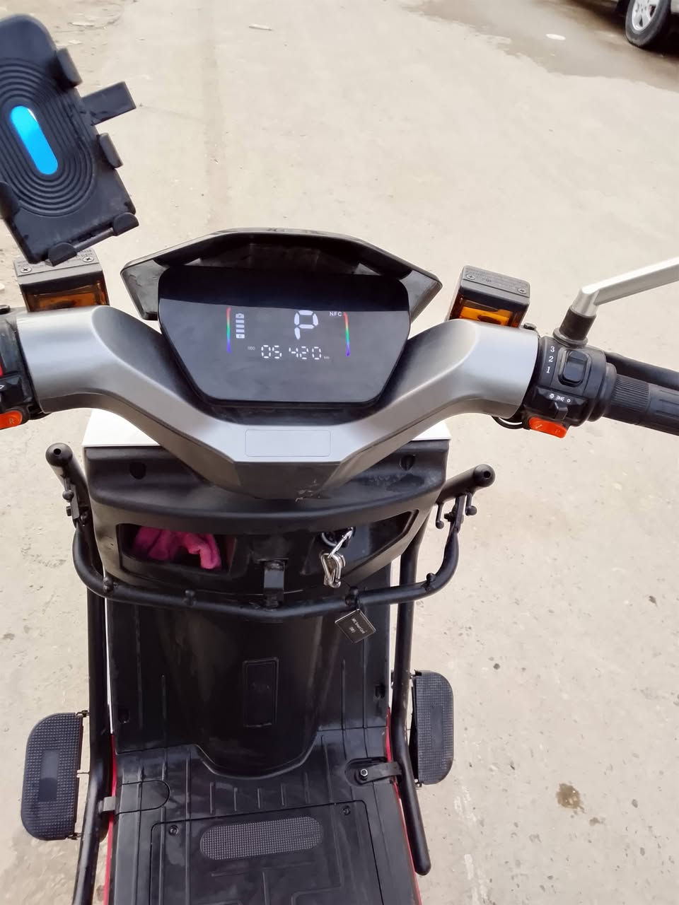 سلام عليكم دراجه شحن  للبيع دراجه الساعقه مدرع درع خلفي او درع امام كامل + صندوق اصلي وكاله
كير 3سرع 
72V
ملف 2000W
6بطاريات 
نضام R(البك) 
نضام P (البارك) 
كارت تشغيل +سويج
تخم تاير جديد تايوان اصلي 
شاحن اصلي شركه 
موديل 2025
تمشيك 40_45 KM
سرعه 70_75KM
السعر 750
المكان بغداد الامين
***********
