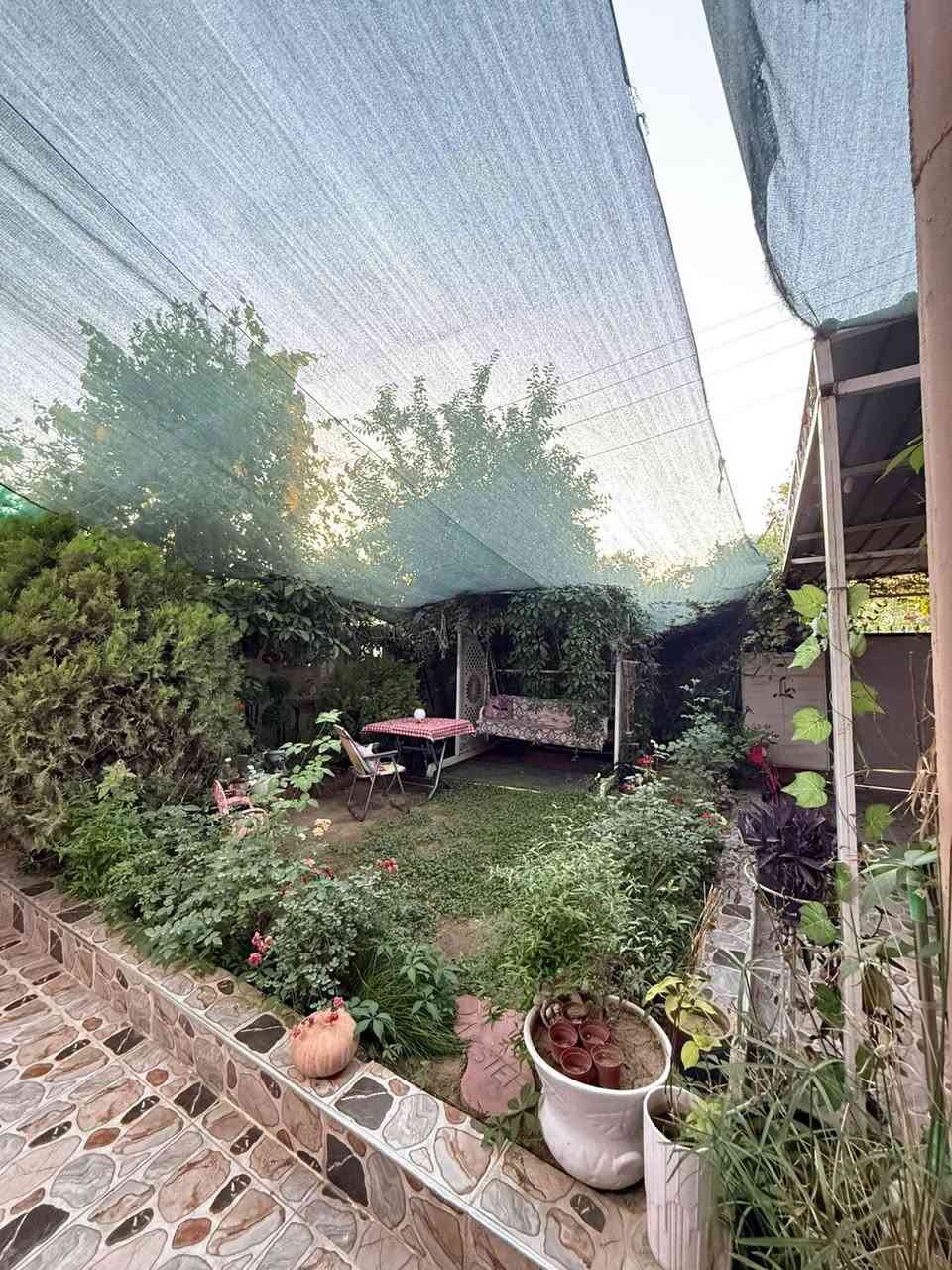 دار سكني للبيع موقع دور الشركة مساحة 200 متر بيت جاهز ماناقصو اي شي غرفتين نون  ربعة مطبغ مرتب فول كاشي سعر مناسب للشراي *********** او ***********
