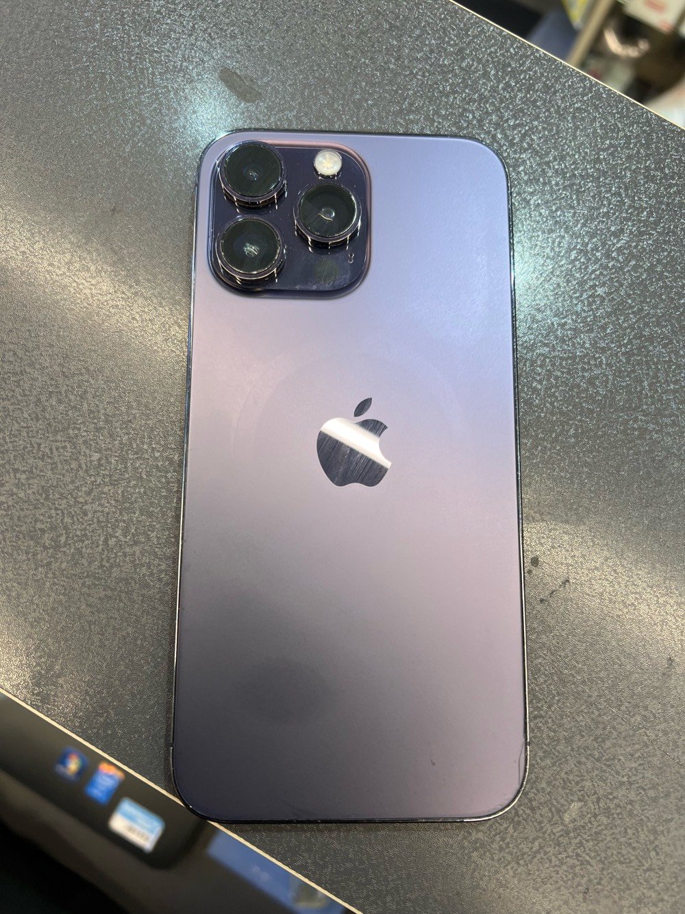 السلام عليكم ايفون 14 برو ماكس للبيع شرق اوسط ذاكرة 256 الجهاز مبدل بطارية تفصيخ تقرة 100 ومستعملة ومبدل شاشة نوعية جيدة مو اصلية والجهاز بي كسر بضهر ممبين صاير بل طرف جوة فيس ايدي كامرات شغالة الجهاز سعرة 550 الف  لحد يكسر بسعرة بلا زحمة