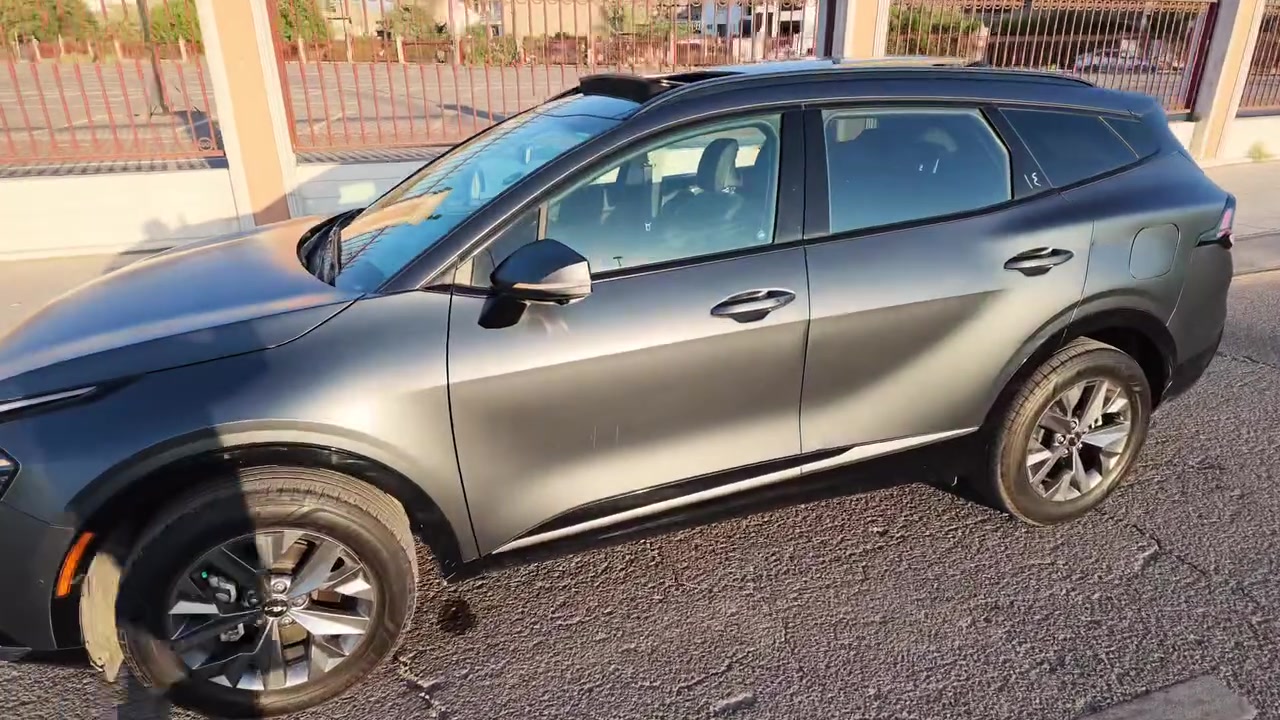Sportage 2025 SX pristeg hyprid
السلام عليكم السياره فول مواصفات 
للاخير اعلى مواصفات ترجيع تقديم بل سويج 

تبريد تدفئه كشنات
تدفئه ستيرن 
كراسي امامي كهرباء 
فور ويا 
رادارات حساسات كامرات 360
للعلم نضام الرادارات يختلف عن 2023 و2024
لون مميز نفطي مات 
دشبول لد متغير 

السياره حادثها موضح بل صور بدون ايرباك 
ماشيه 12 الف ميل 

المكان بغداد حي الجامعه 
***********
