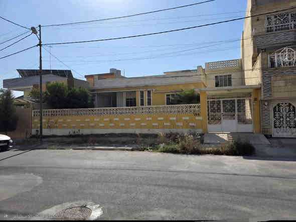 دار للبيع في حي النجار موقع مميز شارع واسع المساحة 594 م الواجهة 17 م اتجاه غروب بناء قديم تسليم مباشر .
عقارات النعيم حي المصارف قرب جامع سعدي مهدي.
***********
***********
