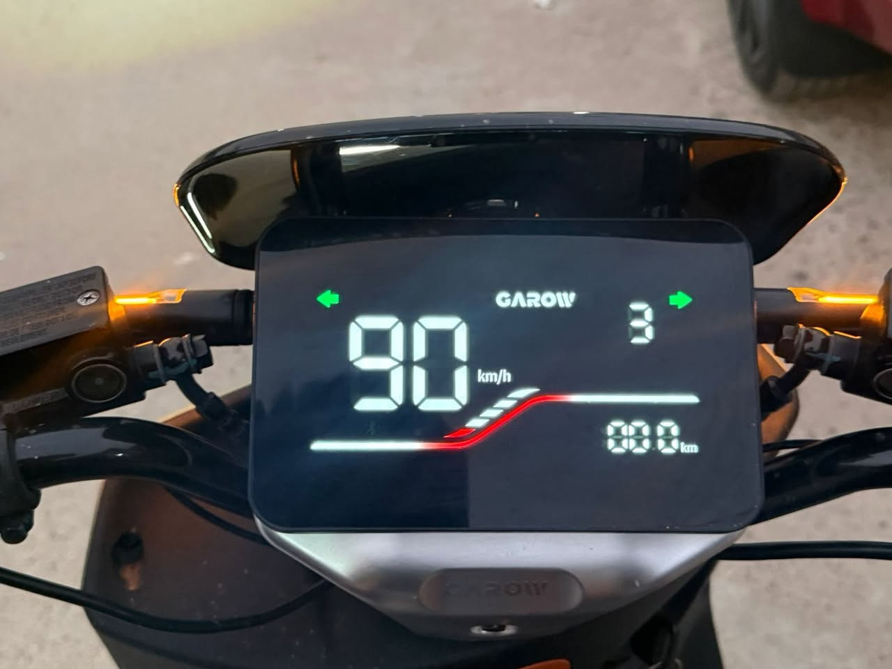 سلام عليكم دراجة شحن من شركة HVS من فئة 318 دراجة فول مواصفات سرعة دراجة 90km في الساعه  البطارات 6 مسطرة حجم الملف:2000w لون :زيتوني لايت من فئة LED دراجة نضيفة كما موضح في الصور اللتواصل على رقم الهاتف :***********   دراجة قفل ب900الف ملاحظة :مو شراي لا تخابر

