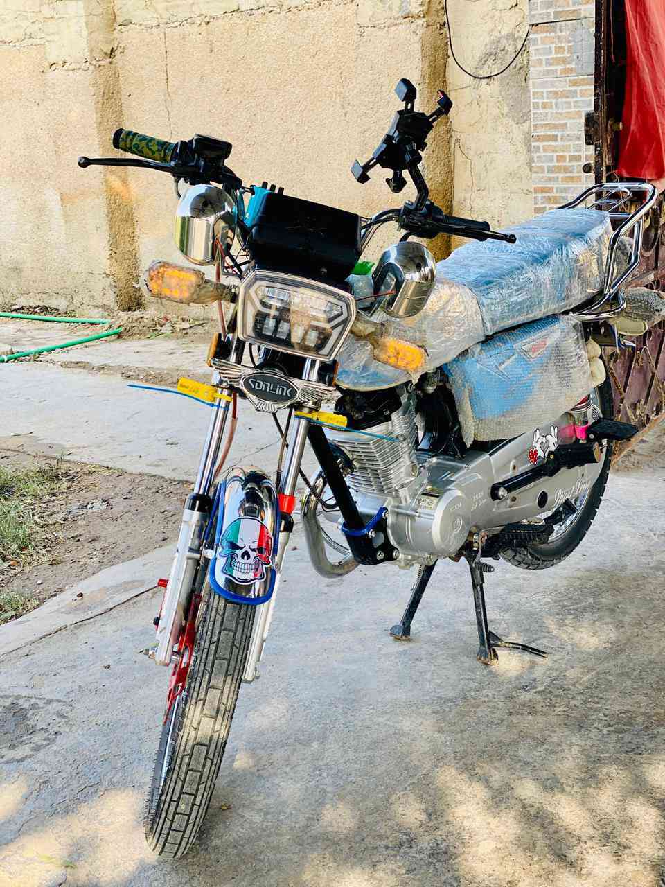 السلام عليكم تايكر 2025 اوراق كامله 5 كير مكفوله من التاير للتاير كير مكينه كارتون اشاير لدات شاشا  صارلهاا شهر من طالعه من الوكيل السعر 775 وبيهاا مجال ***********
