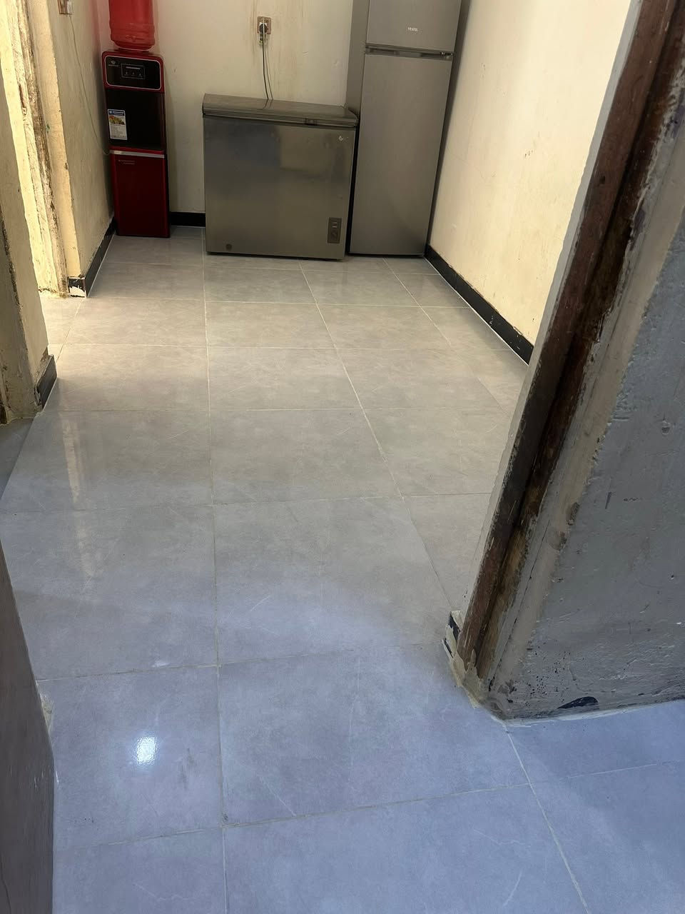 سلام عليكم بيت مساحه 250متر مكانه بغداد دوره شارع مول لكوخ يحتوي عل ستقبال   ارضيه بورسلين لبيت كله    وغرف نوم 2ومطبخ وصاله وصحيات داخليه وخارجيه وكراج اي ستفسار ***********

