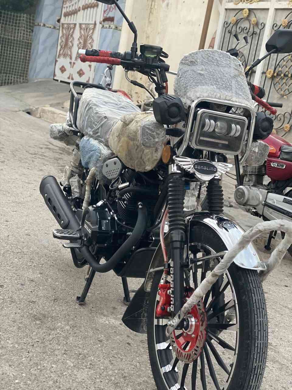 السلام عليكم 
سيفان موديل 2026 محرك 200 الأسود  ثاني تبديلة دهن دراجة جديدة ومابيها نقص خير من الله كهربائيات كلها شغالة دشيول اشاير دراجة كاملة للبيع السعر 900 وبيها مجال قليل العنوان ديالى بلدروز شارع الزراعة شراب خاص او الاتصال ***********
