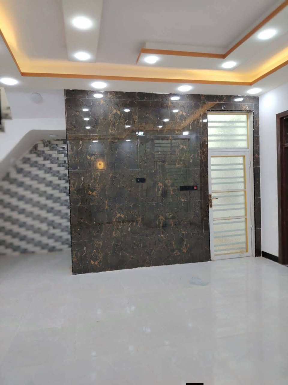يعلن {{مكتب العراق للعقار289}} البيت قريب عل شارع كلش
مساحه150 متر #طابو_زراعي  سند ٢٥

🤑 سعر والوحده لبيت 59🤑وبيه مجال  🤑  متجاورات

تفاصيل لبيت (( موجود🎥📷 فيديو كامل للبيت
غرفه نو2// مطبخ// صاله// استقبال// صحيات خارج وداخل 

عنوان البيت  نجف مقابل ملحق قرية لغدير 317

بناء ممتاز// اساس وسقف صب 
طابوق 🧱 جمهوري

كل البيت #سقوف_ثانويه

كل الخدمات موجوده 
مدارس 🏫 سوق #تبليط 

مقابل  قرية الغدير  ***********واتساب
