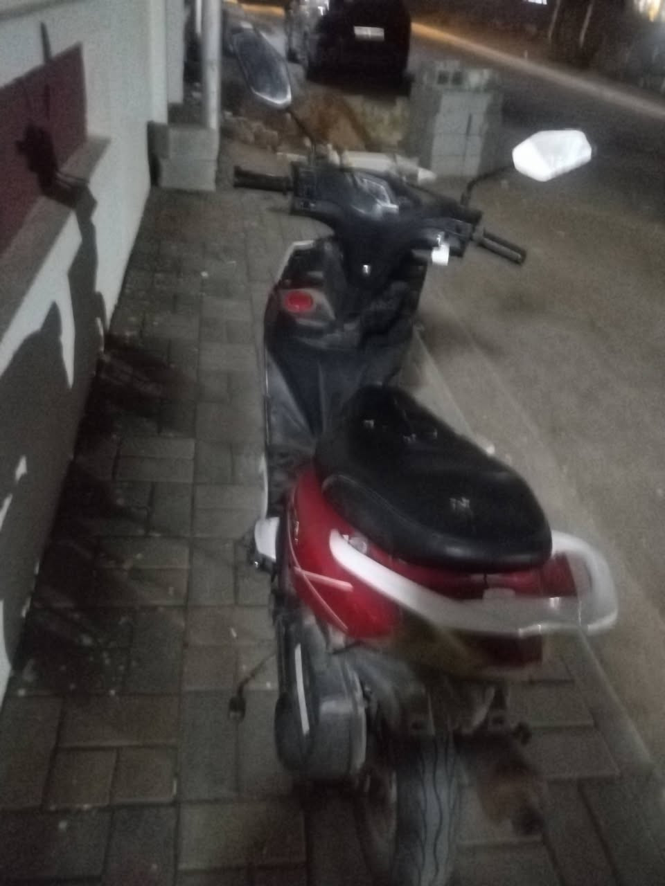 السلام عليكم دراجه للبيع بالرمادي شارع 40 ملعب الصوفيه السعر 185 واللي يريد يتصل على هذا الرقم *********** اذا كم راس الرابس
