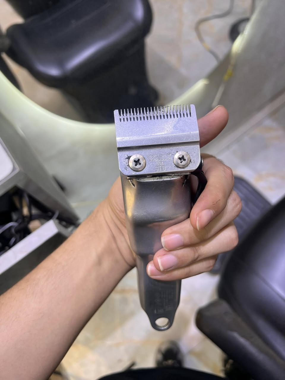 السلام عليكم
مكاين اصلي وحده WHHL و ثنين SENIORاستخدام قليل ونضيفات 

واو وحده Andis او جلايه VGR


**إذا كنت صاحب هذا الإعلان وتريد حذفه لأي سبب، رجاءا أرسل رسالة إلى الدعم الفني**