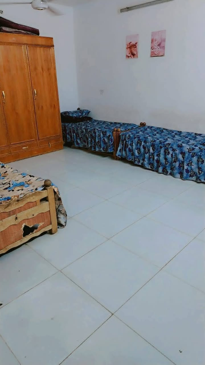 البيت للبيع مع الاثاث
السعر 72 مع مجال للتفاوض

البيت يحتوي على غرفة النوم واستقبال وصالتين وحده ناقصها بس ضلع اصير غرفه منورين  حمام وتوليت داخلي وخارجي سطحين وبيتونه كلش جبيره للبيع مع الاثاث المساحه 150 سند 25 جسر ديالى قرب أسواق العائله او طرشي الباخره نزلت الجحايله كامل مي كهرباء الاستفسار أكثر الاتصال *********** جسر ديالى
البيت للبيع مع الاثاث ***********
