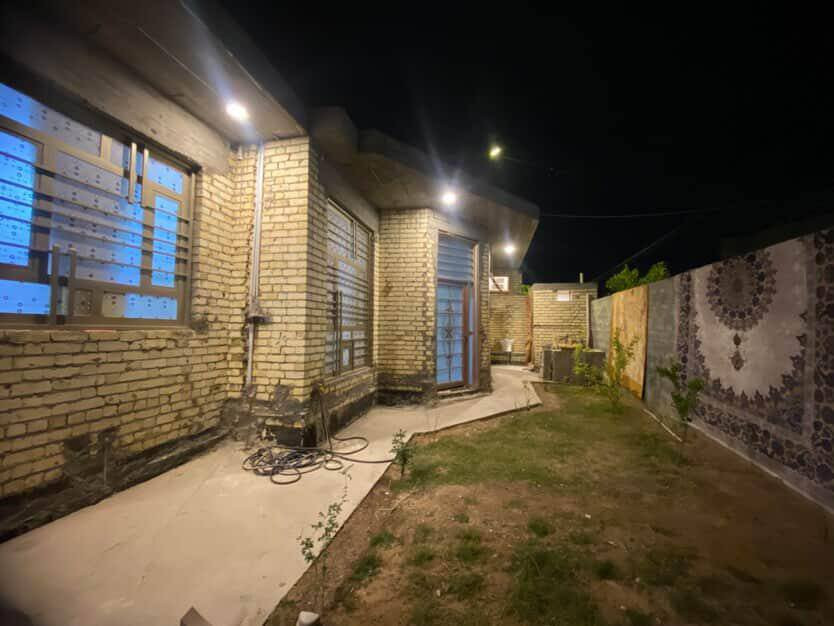 للبيع مساحته 300م 
3 غرف 
بناء طابوق حديث 
طابق واحد 
داخل كله كامل للاخير
اخر فرع بمجمع القصور خدمات كلها كامله
للاستفسار 
***********
