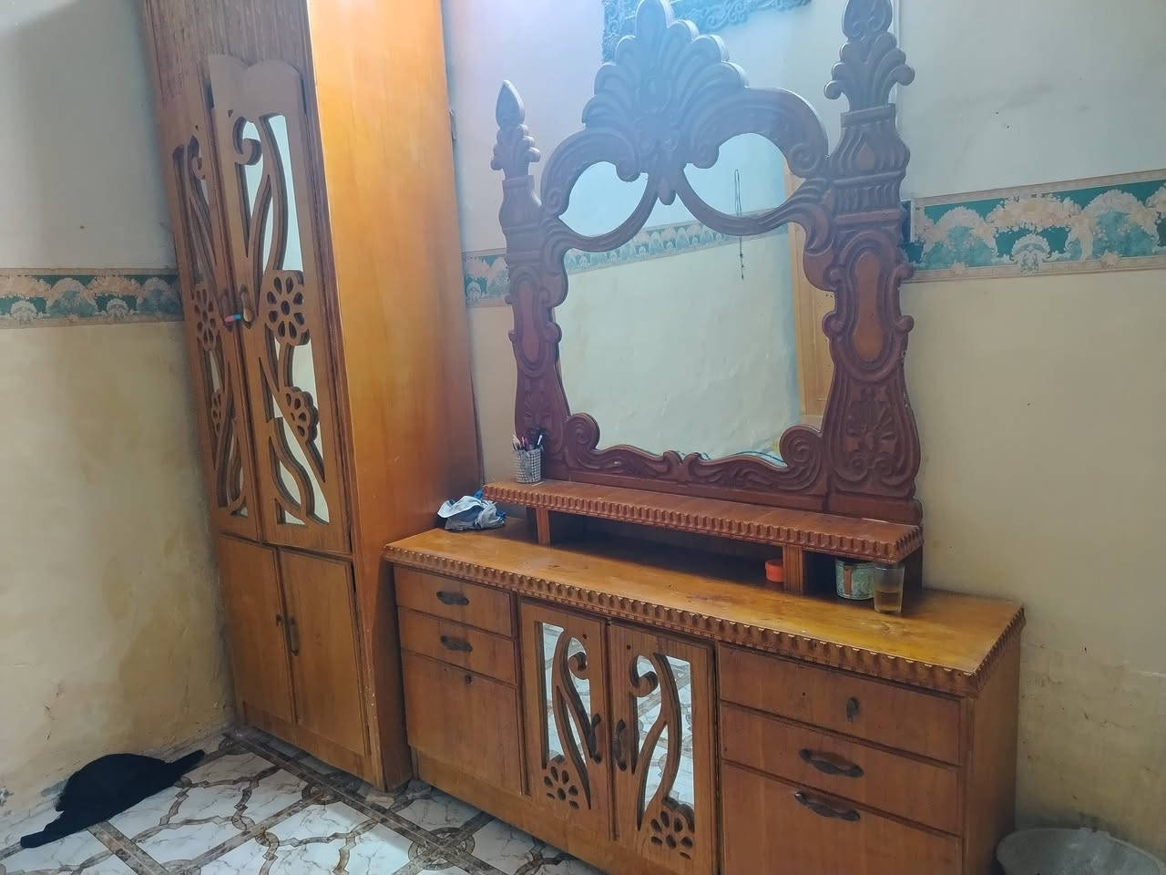 تخت+ مرايه +زاويه  بدون كنتور للبيع العنوان موصل الجانب الايمن الي يريد يتواصل عل واتساب ***********
