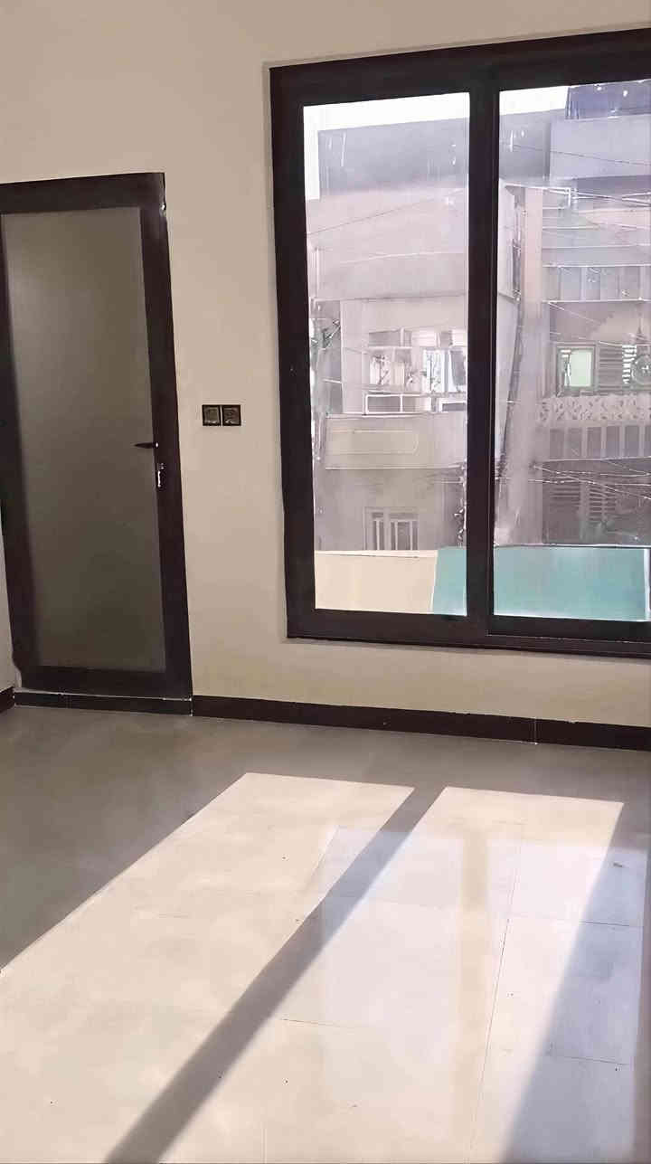 يتوفر  مشتمل للبيع🏠
الموقع الشعب شارع عدن📍
مساحة سند 40م الواجهة 4 النزال 10📄
⚫️استقبال
⚫️مطبخ
⚫️غرفتين نوم واحدى الغرف سويت
⚫️ بناء 2025 زيرو 
للأستفسار يرجى التواصل على ***********
