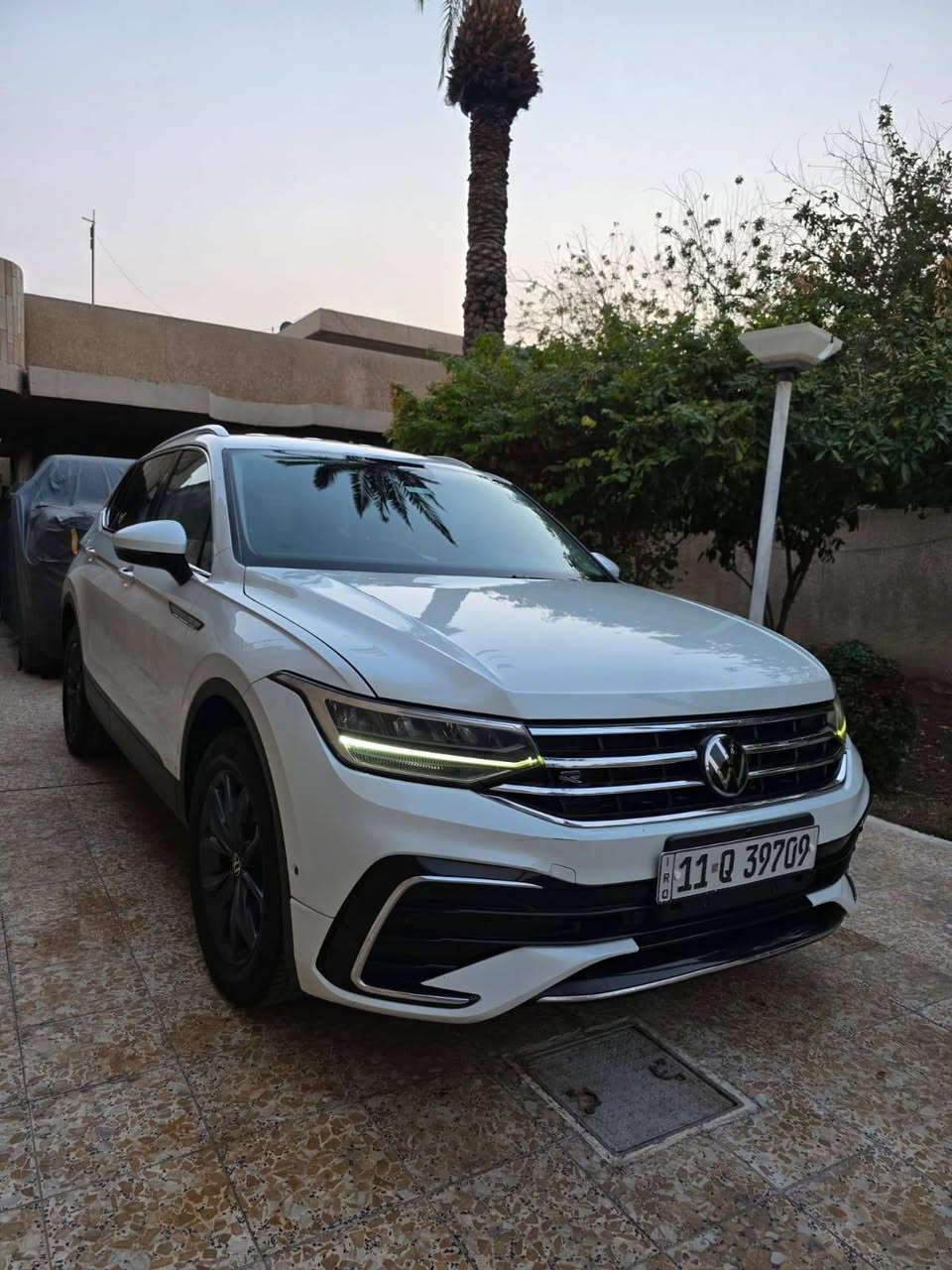 السلام عليكم...تيكوان 2023 سياره جديده بدون أي نقص حادثه جاملغ و بونيد و بيه بس الغد الأيسر معدل بارد بدون صبغ و بدون حار...شواصي مكينه 2.9 تيربو كير كله مكفول بلادي السياره ماشيه 28 الف دفع رباعي ايربك بيه فقط ستيرن و برده و الستيرن راجع سستم....سعره 165 ورقه رقمي ***********   مكاني بغداد حي الجامعه بغداد, العراق
