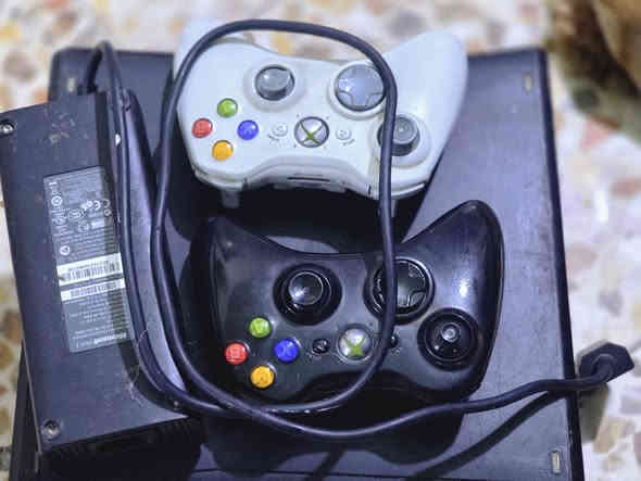 السلام عليكم اكس بوكس 360 بيه 35 لعبه كلهن قويات وياه يدات 2 شرط الفحص مكاني بصره الكزيزه رايده ب70 شراي يتصل ***********
