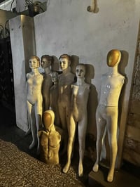 حياكم الله  عندي ملكانات و تعاليك ملابس رجالي ونسا ئي و اطفال لبيع بسع...