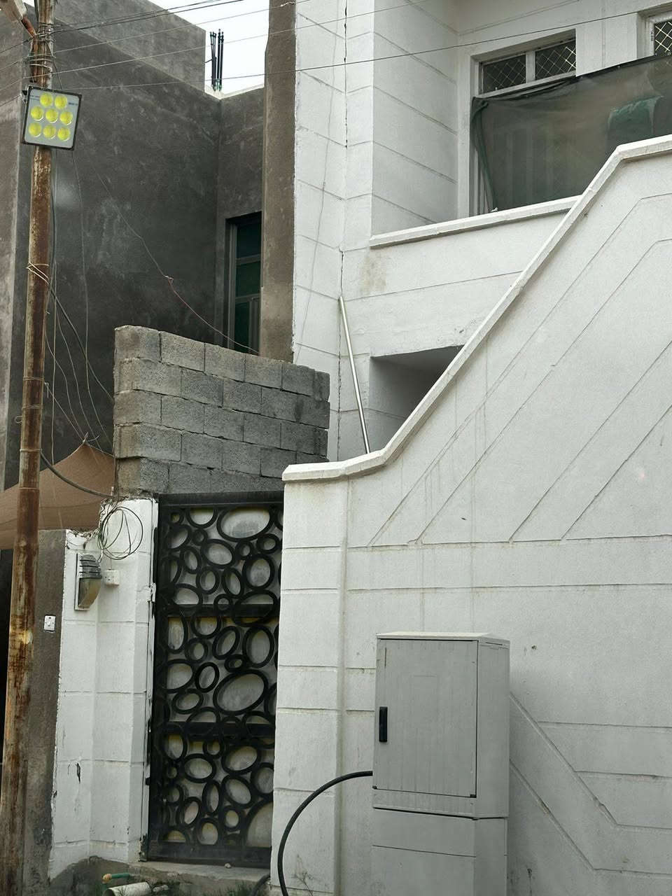 للايجار طابق ثاني معزول تماما
غرفتين نوم 

البيت مساحة ٢٠٠ متر 

بناء جديد 

قريب جدا من أسواق الماس في منطقه الزراعه 

قريب من حديقة عامه 

***********
