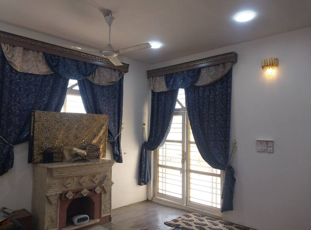 #دار_ركن_على_شارع_تجاري_مساحة_٢٧٠_متر_
الواجه ١٢والنزال ٢٢
مساحت البناء ٢٠٠ متر وال٧٠  مصممه تكون محلات حالين حديقه.
بناء سنة ٢٠٢٣ درجه أولى الأساس رفت ٧٠ سانتيم والجدران طابوق والسقف صب. سند ٢٥.
يحتوي على غرف (عدد٢) ٥×٥ نظام اسويت، والهول والمطبخ ٦×١٢ مفتوح على بعض نظام أوربي وصالة ضيوف خارجيه ٥×٥ وحمام خارجي مشترك ومطبح حار.
السطح يحتوي على بيتونه ومخزن ومحمية عصافير.
كل الديكورات من المرمر الاسباني والستل استيل التركي.
البيت (ركن) على شارع ٢٠ متر وعرض الفرع ٦
العنوان:- القاسم (ع) نزلت زامل بعد حسينية قاسم أل اميح مقابل غسل رزاق ال شهيب.

***********
+واتساب
