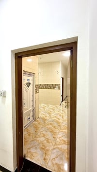 شقه 100م طابق ارضي للايجار✅ تحتوي على صالة ومطبخ وصحيات وغرفه نوم صغير...