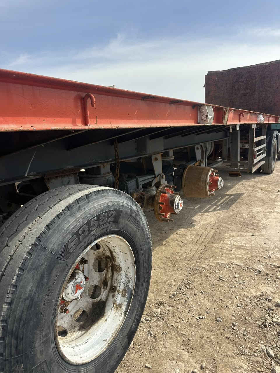 السلام عليكم عربانه مزوج 4 دنكير اثنين علاك  طول 12.50 عربانه حلوه وحماله بريك هوى جاهزه نقص فقط تايرات معروضه بسعر مناسب فقط شراي يتصل رجائا *********** حيدر
